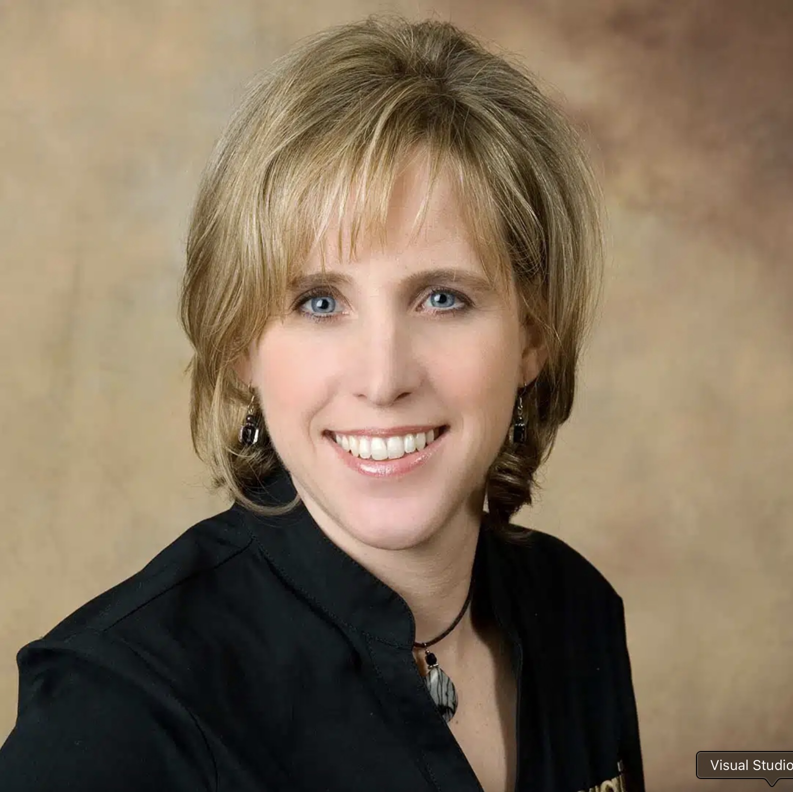 Julie Davila headshot